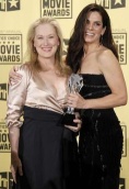Sandra Bullock por "The Blind Side" y Meryl Streep por "Julie &amp; Julia" recibieron sus respectivas nominaciones como mejor actriz. "The Blind Side" sorprendió con una nominación como mejor película